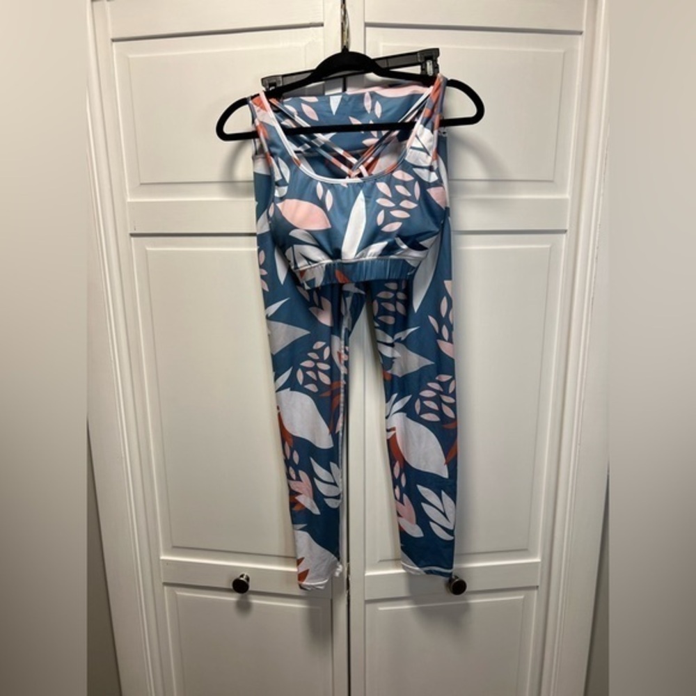 SHEIN Leggings And Sports Bra Size Medium Color Blue,White And Pink